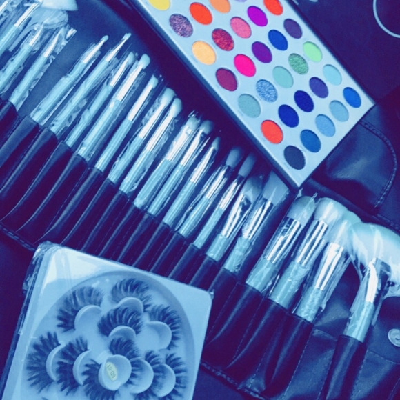 Makeup - Picture 1 of 1